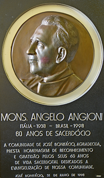 Os restos mortais de Monsenhor Angelo Angioni